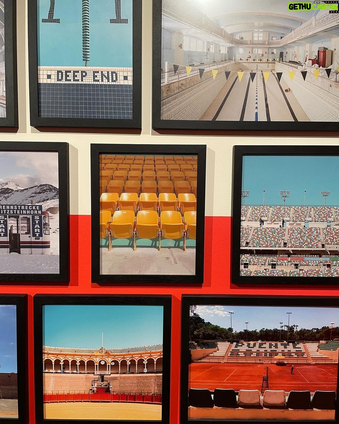 Raphael Sander Instagram - Explorando uma exposição que me fez sentir como se estivesse dentro de um filme de Wes Anderson. Se você também aprecia a magia da simetria e paletas de cores encantadoras, pesquise AccidentalWesAnderson e confira todo esse trabalho. . . . #wesanderson #accidentallywesanderson #art #exposition London, United Kingdom