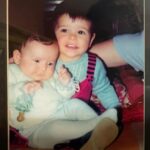 Raquel Sánchez Silva Instagram - Muchas personas, incluso conocidas, creen que tengo una hermana. Y les falta razón y les sobra a la vez. Me explico. No tengo una hermana si nos atenemos a la definición estricta, pero la tengo por todo lo demás que implica. Puedo decir con un orgullo máximo que una de las mejores cosas que ha tenido mi vida ha sido tener a Kelly. Nuestra historia es increíble. Nuestras madres eran amigas. Su madre se llama Raquel. Yo me llamo Raquel y ella también, pero la llamaban Kelly, entre otras cosas, para distinguirnos. Estamos juntas desde el día de su nacimiento ( yo soy un año mayor y cumplimos años con una semana de diferencia). Tengo una foto en la que yo tengo un año y kelly es un bebé en mis brazos ( foto 2). Fuimos inseparables hasta mis 10 años, momento en el que por el traslado de su familia, nos tuvimos que distanciar. Se fue. Recuerdo aquello como una de las grandes pérdidas de mi vida. Lo sola que me sentí cuando ella desapareció. Después, en plena pubertad, hicimos el intento de vernos, viajar para encontrarnos con la complicidad de nuestros padres, pero la vida y esos años se interpusieron y dejé de ver a Kelly. Nos perdimos la pista. Cumplidos mis 24 años, mi madre me llamó un día para contarme que se había reencontrado con su antigua amiga y que Kelly vivía en Madrid como yo, había estudiado la misma carrera … Recuerdo que me describió dos vidas paralelas que habían discurrido de la mano sin saberlo. Conseguimos su teléfono y la llamé. También recuerdo ese encuentro como uno de los memorias más claras de mi vida. Cómo la vi llegar caminando, por dónde paseamos, la conversación vacía que tuvimos porque supimos entonces que tendríamos toda la vida para contarnos esos años separadas y así nos lo dijimos en la despedida de esa tarde de reencuentro: “Ya nos lo contaremos”. Han pasado 27 años desde aquel día y Kelly yo no nos hemos separado. Creo que una de las mejores cosas que he hecho,sin duda, ha sido luchar por este amor con todo lo que soy. Ambas lo hacemos. Hoy Kelly cumple 50 años y yo llevo llorando de la alegría desde que me he despertado porque mi amiga del alma sigue a mi lado y es lo mejor que tengo. ¡Felicidades Kelly!