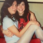 Raquel Sánchez Silva Instagram - Muchas personas, incluso conocidas, creen que tengo una hermana. Y les falta razón y les sobra a la vez. Me explico. No tengo una hermana si nos atenemos a la definición estricta, pero la tengo por todo lo demás que implica. Puedo decir con un orgullo máximo que una de las mejores cosas que ha tenido mi vida ha sido tener a Kelly. Nuestra historia es increíble. Nuestras madres eran amigas. Su madre se llama Raquel. Yo me llamo Raquel y ella también, pero la llamaban Kelly, entre otras cosas, para distinguirnos. Estamos juntas desde el día de su nacimiento ( yo soy un año mayor y cumplimos años con una semana de diferencia). Tengo una foto en la que yo tengo un año y kelly es un bebé en mis brazos ( foto 2). Fuimos inseparables hasta mis 10 años, momento en el que por el traslado de su familia, nos tuvimos que distanciar. Se fue. Recuerdo aquello como una de las grandes pérdidas de mi vida. Lo sola que me sentí cuando ella desapareció. Después, en plena pubertad, hicimos el intento de vernos, viajar para encontrarnos con la complicidad de nuestros padres, pero la vida y esos años se interpusieron y dejé de ver a Kelly. Nos perdimos la pista. Cumplidos mis 24 años, mi madre me llamó un día para contarme que se había reencontrado con su antigua amiga y que Kelly vivía en Madrid como yo, había estudiado la misma carrera … Recuerdo que me describió dos vidas paralelas que habían discurrido de la mano sin saberlo. Conseguimos su teléfono y la llamé. También recuerdo ese encuentro como uno de los memorias más claras de mi vida. Cómo la vi llegar caminando, por dónde paseamos, la conversación vacía que tuvimos porque supimos entonces que tendríamos toda la vida para contarnos esos años separadas y así nos lo dijimos en la despedida de esa tarde de reencuentro: “Ya nos lo contaremos”. Han pasado 27 años desde aquel día y Kelly yo no nos hemos separado. Creo que una de las mejores cosas que he hecho,sin duda, ha sido luchar por este amor con todo lo que soy. Ambas lo hacemos. Hoy Kelly cumple 50 años y yo llevo llorando de la alegría desde que me he despertado porque mi amiga del alma sigue a mi lado y es lo mejor que tengo. ¡Felicidades Kelly!
