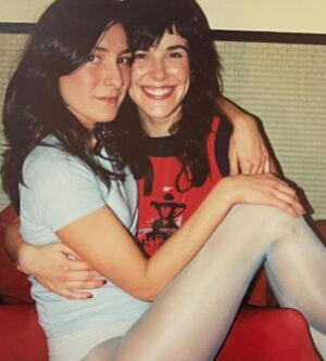 Raquel Sánchez Silva Instagram - Muchas personas, incluso conocidas, creen que tengo una hermana. Y les falta razón y les sobra a la vez. Me explico. No tengo una hermana si nos atenemos a la definición estricta,  pero la tengo por todo lo demás que implica. 
Puedo decir con un orgullo máximo que una de las mejores cosas que ha tenido mi vida ha sido tener a Kelly. Nuestra historia es increíble. 
Nuestras madres eran amigas. Su madre se llama Raquel. Yo me llamo Raquel y ella también, pero la llamaban Kelly, entre otras cosas, para distinguirnos. Estamos juntas desde el día de su nacimiento ( yo soy un año mayor y cumplimos años con una semana de diferencia). Tengo una foto en la que yo tengo un año y kelly es un bebé en mis brazos ( foto 2). 
Fuimos inseparables hasta mis 10 años, momento en el que por el traslado de su familia, nos tuvimos que distanciar. Se fue. Recuerdo aquello como una de las grandes pérdidas de mi vida. Lo sola que me sentí cuando ella desapareció. 
Después, en plena pubertad, hicimos el intento de vernos, viajar para encontrarnos con la complicidad de nuestros padres, pero la vida y esos años se interpusieron y dejé de ver a Kelly. 
Nos perdimos la pista.
Cumplidos mis 24 años, mi madre me llamó un día para contarme que se había reencontrado con su antigua amiga y que Kelly vivía en Madrid como yo, había estudiado la misma carrera … Recuerdo que me describió dos vidas paralelas que habían discurrido de la mano sin saberlo. Conseguimos su teléfono y la llamé. También recuerdo ese encuentro como uno de los memorias más claras de mi vida. Cómo la vi llegar caminando, por dónde paseamos, la conversación vacía que tuvimos porque supimos entonces que tendríamos toda la vida para contarnos esos años separadas y así nos lo dijimos en la despedida de esa tarde de reencuentro: “Ya nos lo contaremos”. 
Han pasado 27 años desde aquel día y Kelly yo no nos hemos separado. Creo que una de las mejores cosas que he hecho,sin duda, ha sido luchar por este amor con todo lo que soy. Ambas lo hacemos. 
Hoy Kelly cumple 50 años y yo llevo llorando de la alegría desde que me he despertado porque mi amiga del alma sigue a mi lado y es lo mejor que tengo. ¡Felicidades Kelly!
