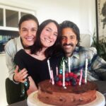 Raquel Sánchez Silva Instagram - Muchas personas, incluso conocidas, creen que tengo una hermana. Y les falta razón y les sobra a la vez. Me explico. No tengo una hermana si nos atenemos a la definición estricta, pero la tengo por todo lo demás que implica. Puedo decir con un orgullo máximo que una de las mejores cosas que ha tenido mi vida ha sido tener a Kelly. Nuestra historia es increíble. Nuestras madres eran amigas. Su madre se llama Raquel. Yo me llamo Raquel y ella también, pero la llamaban Kelly, entre otras cosas, para distinguirnos. Estamos juntas desde el día de su nacimiento ( yo soy un año mayor y cumplimos años con una semana de diferencia). Tengo una foto en la que yo tengo un año y kelly es un bebé en mis brazos ( foto 2). Fuimos inseparables hasta mis 10 años, momento en el que por el traslado de su familia, nos tuvimos que distanciar. Se fue. Recuerdo aquello como una de las grandes pérdidas de mi vida. Lo sola que me sentí cuando ella desapareció. Después, en plena pubertad, hicimos el intento de vernos, viajar para encontrarnos con la complicidad de nuestros padres, pero la vida y esos años se interpusieron y dejé de ver a Kelly. Nos perdimos la pista. Cumplidos mis 24 años, mi madre me llamó un día para contarme que se había reencontrado con su antigua amiga y que Kelly vivía en Madrid como yo, había estudiado la misma carrera … Recuerdo que me describió dos vidas paralelas que habían discurrido de la mano sin saberlo. Conseguimos su teléfono y la llamé. También recuerdo ese encuentro como uno de los memorias más claras de mi vida. Cómo la vi llegar caminando, por dónde paseamos, la conversación vacía que tuvimos porque supimos entonces que tendríamos toda la vida para contarnos esos años separadas y así nos lo dijimos en la despedida de esa tarde de reencuentro: “Ya nos lo contaremos”. Han pasado 27 años desde aquel día y Kelly yo no nos hemos separado. Creo que una de las mejores cosas que he hecho,sin duda, ha sido luchar por este amor con todo lo que soy. Ambas lo hacemos. Hoy Kelly cumple 50 años y yo llevo llorando de la alegría desde que me he despertado porque mi amiga del alma sigue a mi lado y es lo mejor que tengo. ¡Felicidades Kelly!
