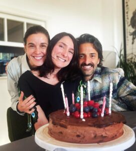 Raquel Sánchez Silva Instagram - Muchas personas, incluso conocidas, creen que tengo una hermana. Y les falta razón y les sobra a la vez. Me explico. No tengo una hermana si nos atenemos a la definición estricta, pero la tengo por todo lo demás que implica. Puedo decir con un orgullo máximo que una de las mejores cosas que ha tenido mi vida ha sido tener a Kelly. Nuestra historia es increíble. Nuestras madres eran amigas. Su madre se llama Raquel. Yo me llamo Raquel y ella también, pero la llamaban Kelly, entre otras cosas, para distinguirnos. Estamos juntas desde el día de su nacimiento ( yo soy un año mayor y cumplimos años con una semana de diferencia). Tengo una foto en la que yo tengo un año y kelly es un bebé en mis brazos ( foto 2). Fuimos inseparables hasta mis 10 años, momento en el que por el traslado de su familia, nos tuvimos que distanciar. Se fue. Recuerdo aquello como una de las grandes pérdidas de mi vida. Lo sola que me sentí cuando ella desapareció. Después, en plena pubertad, hicimos el intento de vernos, viajar para encontrarnos con la complicidad de nuestros padres, pero la vida y esos años se interpusieron y dejé de ver a Kelly. Nos perdimos la pista. Cumplidos mis 24 años, mi madre me llamó un día para contarme que se había reencontrado con su antigua amiga y que Kelly vivía en Madrid como yo, había estudiado la misma carrera … Recuerdo que me describió dos vidas paralelas que habían discurrido de la mano sin saberlo. Conseguimos su teléfono y la llamé. También recuerdo ese encuentro como uno de los memorias más claras de mi vida. Cómo la vi llegar caminando, por dónde paseamos, la conversación vacía que tuvimos porque supimos entonces que tendríamos toda la vida para contarnos esos años separadas y así nos lo dijimos en la despedida de esa tarde de reencuentro: “Ya nos lo contaremos”. Han pasado 27 años desde aquel día y Kelly yo no nos hemos separado. Creo que una de las mejores cosas que he hecho,sin duda, ha sido luchar por este amor con todo lo que soy. Ambas lo hacemos. Hoy Kelly cumple 50 años y yo llevo llorando de la alegría desde que me he despertado porque mi amiga del alma sigue a mi lado y es lo mejor que tengo. ¡Felicidades Kelly!
