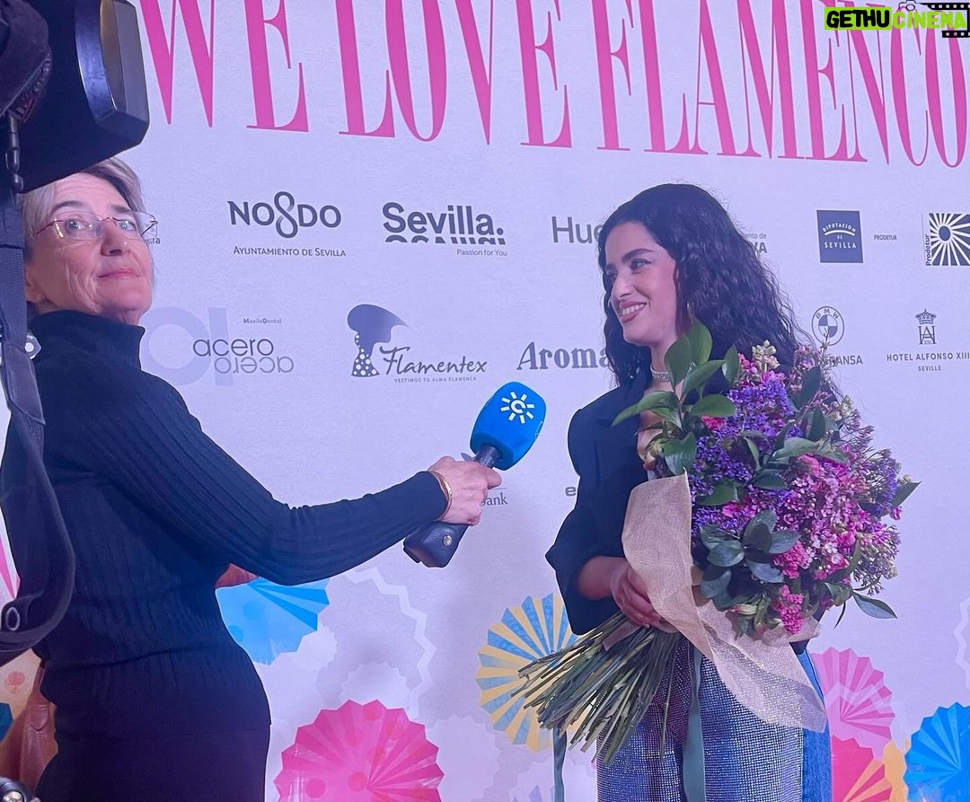 Raquel Sánchez Silva Instagram - @maestroscostura siempre apoya la moda española allá donde esté y, desde luego, esta semana está en Sevilla en @pasarela_weloveflamenco . Un abrazo y todas las felicitaciones para mi amiga @laurasanchezofi por su empeño y su trabajo constante para un evento de referencia para la moda flamenca. Gracias por invitarme a participar como jurado del premio a los jóvenes diseñadores. Felicidades a Nazaret Villanueva por esa colección preciosa que te ha hecho ganadora y a Carmina Fernández por sorprendernos con tu creatividad. A todos los participantes, enhorabuena por el esfuerzo, es un importante paso más. Y gracias también a mi querida @cristinagarcia_moda por esperarme en el @hotelalfonsoxiii con tus maravillosos vestidos y esta falda que no voy a olvidar. 👏🏻👏🏻👏🏻👏🏻👏🏻👏🏻¡enhorabuena a todos!!