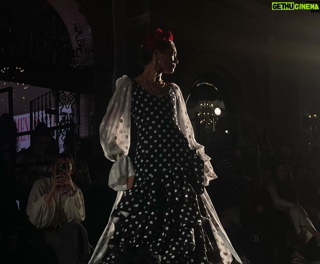 Raquel Sánchez Silva Instagram - @maestroscostura siempre apoya la moda española allá donde esté y, desde luego, esta semana está en Sevilla en @pasarela_weloveflamenco . Un abrazo y todas las felicitaciones para mi amiga @laurasanchezofi por su empeño y su trabajo constante para un evento de referencia para la moda flamenca. Gracias por invitarme a participar como jurado del premio a los jóvenes diseñadores. Felicidades a Nazaret Villanueva por esa colección preciosa que te ha hecho ganadora y a Carmina Fernández por sorprendernos con tu creatividad. A todos los participantes, enhorabuena por el esfuerzo, es un importante paso más. Y gracias también a mi querida @cristinagarcia_moda por esperarme en el @hotelalfonsoxiii con tus maravillosos vestidos y esta falda que no voy a olvidar. 👏🏻👏🏻👏🏻👏🏻👏🏻👏🏻¡enhorabuena a todos!!
