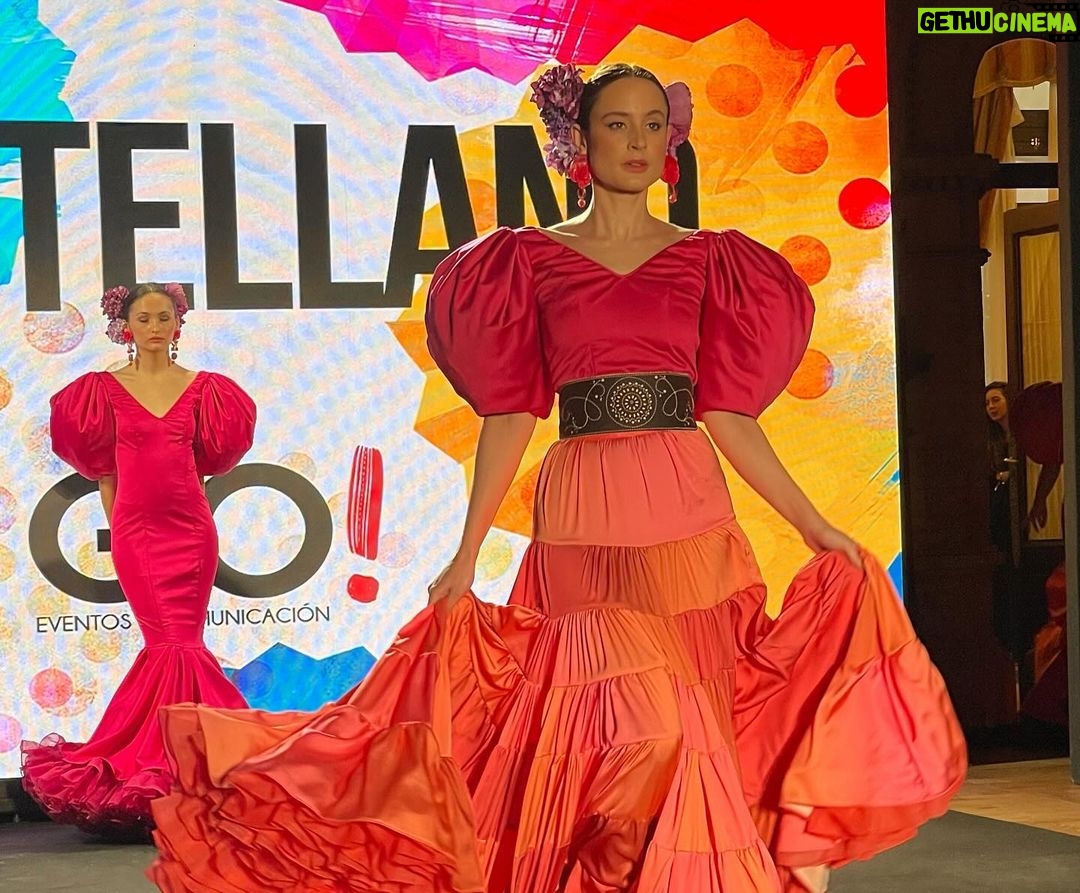 Raquel Sánchez Silva Instagram - @maestroscostura siempre apoya la moda española allá donde esté y, desde luego, esta semana está en Sevilla en @pasarela_weloveflamenco . Un abrazo y todas las felicitaciones para mi amiga @laurasanchezofi por su empeño y su trabajo constante para un evento de referencia para la moda flamenca. Gracias por invitarme a participar como jurado del premio a los jóvenes diseñadores. Felicidades a Nazaret Villanueva por esa colección preciosa que te ha hecho ganadora y a Carmina Fernández por sorprendernos con tu creatividad. A todos los participantes, enhorabuena por el esfuerzo, es un importante paso más. Y gracias también a mi querida @cristinagarcia_moda por esperarme en el @hotelalfonsoxiii con tus maravillosos vestidos y esta falda que no voy a olvidar. 👏🏻👏🏻👏🏻👏🏻👏🏻👏🏻¡enhorabuena a todos!!