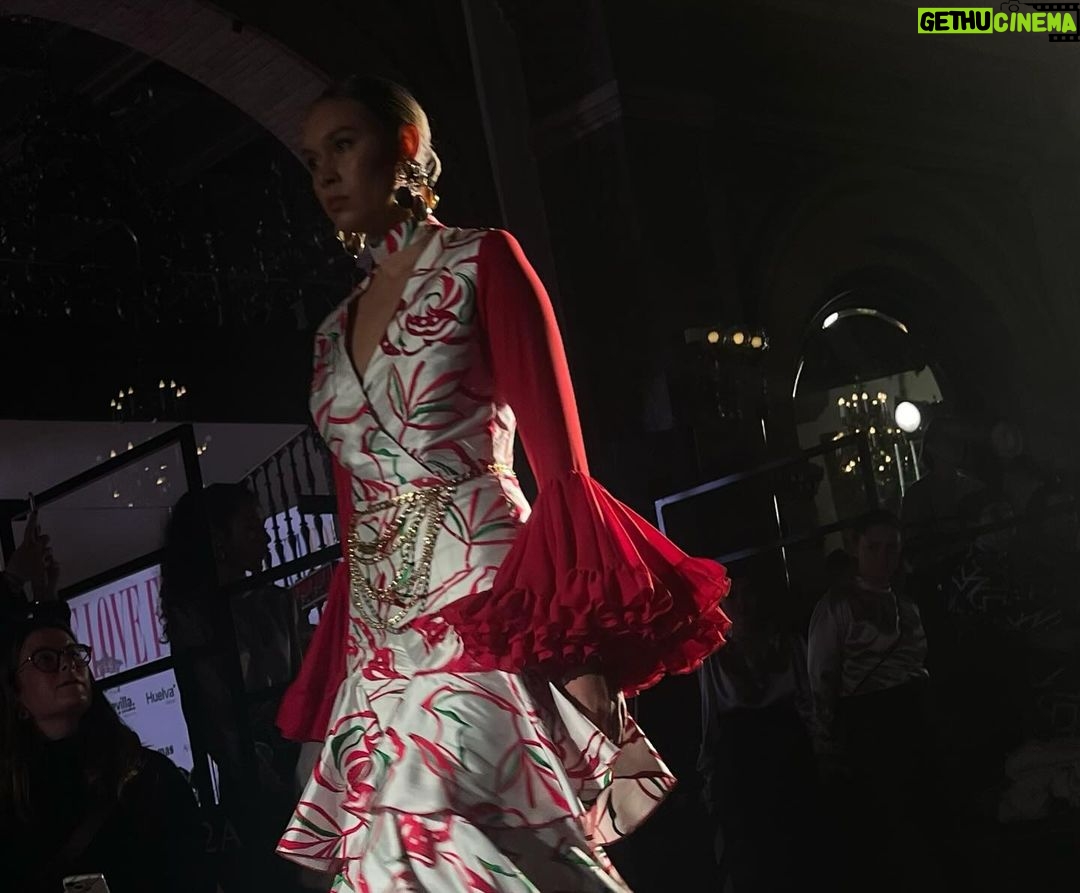 Raquel Sánchez Silva Instagram - @maestroscostura siempre apoya la moda española allá donde esté y, desde luego, esta semana está en Sevilla en @pasarela_weloveflamenco . Un abrazo y todas las felicitaciones para mi amiga @laurasanchezofi por su empeño y su trabajo constante para un evento de referencia para la moda flamenca. Gracias por invitarme a participar como jurado del premio a los jóvenes diseñadores. Felicidades a Nazaret Villanueva por esa colección preciosa que te ha hecho ganadora y a Carmina Fernández por sorprendernos con tu creatividad. A todos los participantes, enhorabuena por el esfuerzo, es un importante paso más. Y gracias también a mi querida @cristinagarcia_moda por esperarme en el @hotelalfonsoxiii con tus maravillosos vestidos y esta falda que no voy a olvidar. 👏🏻👏🏻👏🏻👏🏻👏🏻👏🏻¡enhorabuena a todos!!