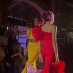 Raquel Sánchez Silva Instagram - @maestroscostura siempre apoya la moda española allá donde esté y, desde luego, esta semana está en Sevilla en @pasarela_weloveflamenco . Un abrazo y todas las felicitaciones para mi amiga @laurasanchezofi por su empeño y su trabajo constante para un evento de referencia para la moda flamenca. Gracias por invitarme a participar como jurado del premio a los jóvenes diseñadores. Felicidades a Nazaret Villanueva por esa colección preciosa que te ha hecho ganadora y a Carmina Fernández por sorprendernos con tu creatividad. A todos los participantes, enhorabuena por el esfuerzo, es un importante paso más. Y gracias también a mi querida @cristinagarcia_moda por esperarme en el @hotelalfonsoxiii con tus maravillosos vestidos y esta falda que no voy a olvidar. 👏🏻👏🏻👏🏻👏🏻👏🏻👏🏻¡enhorabuena a todos!!