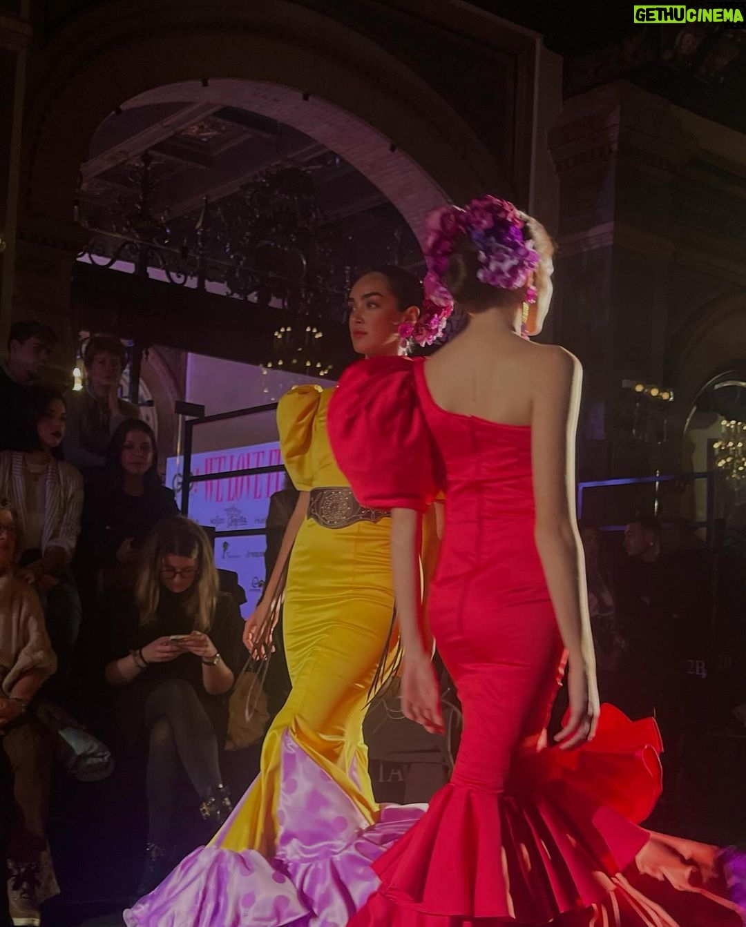 Raquel Sánchez Silva Instagram - @maestroscostura siempre apoya la moda española allá donde esté y, desde luego, esta semana está en Sevilla en @pasarela_weloveflamenco . Un abrazo y todas las felicitaciones para mi amiga @laurasanchezofi por su empeño y su trabajo constante para un evento de referencia para la moda flamenca. Gracias por invitarme a participar como jurado del premio a los jóvenes diseñadores. Felicidades a Nazaret Villanueva por esa colección preciosa que te ha hecho ganadora y a Carmina Fernández por sorprendernos con tu creatividad. A todos los participantes, enhorabuena por el esfuerzo, es un importante paso más. Y gracias también a mi querida @cristinagarcia_moda por esperarme en el @hotelalfonsoxiii con tus maravillosos vestidos y esta falda que no voy a olvidar. 👏🏻👏🏻👏🏻👏🏻👏🏻👏🏻¡enhorabuena a todos!!
