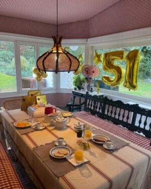 Raquel Sánchez Silva Instagram - 51 años. Y sí, se han pasado volando. Estoy sentada en el mismo lugar en el que soplé las velas el pasado invierno y lo único que me importa es que todas las personas a las que quiero están bien. Seguimos con nuestros altos y nuestros bajos, viviendo, disfrutando y enfrentando lo que viene. 
Lo cierto es que ha sido un cumple singular por el retorno de unas largas vacaciones. Me he desvelado a las tres de la madrugada por el jet lag y he estado unas horas celebrando en silencio a los que amo. Hoy he valorado más que nunca que un año después de mi 50 cumpleaños seguimos juntos. Es lo único que me importa realmente ahora mismo.
No he superado el jet lag pero 
he caído dormida  al fin y me he levantado casi al mediodía. Me esperaba un comedor precioso lleno de globos, ramos de flores y decenas de mensajes, un desayuno tardío, una tarta y canciones. Me he sentido muy afortunada y querida y avanzo en esta década definitoria con el hambre de quien la siente como una oportunidad para crecer. Los 50s son maravillosos porque aportan claridad, una claridad impensable en otros momentos de la vida. Claridad sobre quién y qué importa, un amor más inconmensurable y asentado y una extraña seguridad en flashes que espero se establezca.Menos dudas, más trabajo, y miedos distintos. Os agradezco ,a todos los que me seguís, el amor y el apoyo que me aportáis de una forma tan generosa. Os quiero mucho. Otro año juntos, os deseo lo mejor. Y sí, Cumpleaños muy, muy feliz. ¡Bienvenidos 51!!!