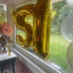 Raquel Sánchez Silva Instagram - 51 años. Y sí, se han pasado volando. Estoy sentada en el mismo lugar en el que soplé las velas el pasado invierno y lo único que me importa es que todas las personas a las que quiero están bien. Seguimos con nuestros altos y nuestros bajos, viviendo, disfrutando y enfrentando lo que viene. Lo cierto es que ha sido un cumple singular por el retorno de unas largas vacaciones. Me he desvelado a las tres de la madrugada por el jet lag y he estado unas horas celebrando en silencio a los que amo. Hoy he valorado más que nunca que un año después de mi 50 cumpleaños seguimos juntos. Es lo único que me importa realmente ahora mismo. No he superado el jet lag pero he caído dormida al fin y me he levantado casi al mediodía. Me esperaba un comedor precioso lleno de globos, ramos de flores y decenas de mensajes, un desayuno tardío, una tarta y canciones. Me he sentido muy afortunada y querida y avanzo en esta década definitoria con el hambre de quien la siente como una oportunidad para crecer. Los 50s son maravillosos porque aportan claridad, una claridad impensable en otros momentos de la vida. Claridad sobre quién y qué importa, un amor más inconmensurable y asentado y una extraña seguridad en flashes que espero se establezca.Menos dudas, más trabajo, y miedos distintos. Os agradezco ,a todos los que me seguís, el amor y el apoyo que me aportáis de una forma tan generosa. Os quiero mucho. Otro año juntos, os deseo lo mejor. Y sí, Cumpleaños muy, muy feliz. ¡Bienvenidos 51!!!