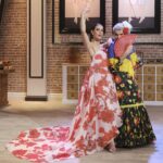 Raquel Sánchez Silva Instagram – Vuelve la moda y la diversión. La costura y los amigos. Con más ganas e ilusión que nunca. La mejor temporada que puedas imaginar. ¡Qué ganas tenemos de que la disfrutéis con nosotros! Jóvenes diseñadores, talento, amigos de siempre y el genio de Picasso. Arrancamos muyyy fuerte!!! Y sí, Caprile vestido de flamenca 🤩🤩🤣🤣🤣🤣. A disfrutar!!!! 
@maestroscostura 
@the2ndskinco 
@mrjuanvidal 
@isidorohernandezjoyas 
Colección @lorenzocaprile 
@fahomamadrid 
@alvarocalafat 
@magritshoes 
@suma_cruz