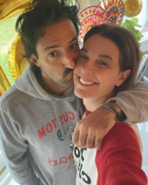 Raquel Sánchez Silva Instagram - 51 años. Y sí, se han pasado volando. Estoy sentada en el mismo lugar en el que soplé las velas el pasado invierno y lo único que me importa es que todas las personas a las que quiero están bien. Seguimos con nuestros altos y nuestros bajos, viviendo, disfrutando y enfrentando lo que viene. 
Lo cierto es que ha sido un cumple singular por el retorno de unas largas vacaciones. Me he desvelado a las tres de la madrugada por el jet lag y he estado unas horas celebrando en silencio a los que amo. Hoy he valorado más que nunca que un año después de mi 50 cumpleaños seguimos juntos. Es lo único que me importa realmente ahora mismo.
No he superado el jet lag pero 
he caído dormida  al fin y me he levantado casi al mediodía. Me esperaba un comedor precioso lleno de globos, ramos de flores y decenas de mensajes, un desayuno tardío, una tarta y canciones. Me he sentido muy afortunada y querida y avanzo en esta década definitoria con el hambre de quien la siente como una oportunidad para crecer. Los 50s son maravillosos porque aportan claridad, una claridad impensable en otros momentos de la vida. Claridad sobre quién y qué importa, un amor más inconmensurable y asentado y una extraña seguridad en flashes que espero se establezca.Menos dudas, más trabajo, y miedos distintos. Os agradezco ,a todos los que me seguís, el amor y el apoyo que me aportáis de una forma tan generosa. Os quiero mucho. Otro año juntos, os deseo lo mejor. Y sí, Cumpleaños muy, muy feliz. ¡Bienvenidos 51!!!
