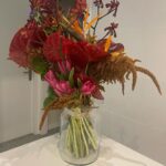 Raquel Sánchez Silva Instagram - 51 años. Y sí, se han pasado volando. Estoy sentada en el mismo lugar en el que soplé las velas el pasado invierno y lo único que me importa es que todas las personas a las que quiero están bien. Seguimos con nuestros altos y nuestros bajos, viviendo, disfrutando y enfrentando lo que viene. Lo cierto es que ha sido un cumple singular por el retorno de unas largas vacaciones. Me he desvelado a las tres de la madrugada por el jet lag y he estado unas horas celebrando en silencio a los que amo. Hoy he valorado más que nunca que un año después de mi 50 cumpleaños seguimos juntos. Es lo único que me importa realmente ahora mismo. No he superado el jet lag pero he caído dormida al fin y me he levantado casi al mediodía. Me esperaba un comedor precioso lleno de globos, ramos de flores y decenas de mensajes, un desayuno tardío, una tarta y canciones. Me he sentido muy afortunada y querida y avanzo en esta década definitoria con el hambre de quien la siente como una oportunidad para crecer. Los 50s son maravillosos porque aportan claridad, una claridad impensable en otros momentos de la vida. Claridad sobre quién y qué importa, un amor más inconmensurable y asentado y una extraña seguridad en flashes que espero se establezca.Menos dudas, más trabajo, y miedos distintos. Os agradezco ,a todos los que me seguís, el amor y el apoyo que me aportáis de una forma tan generosa. Os quiero mucho. Otro año juntos, os deseo lo mejor. Y sí, Cumpleaños muy, muy feliz. ¡Bienvenidos 51!!!