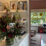 Raquel Sánchez Silva Instagram - 51 años. Y sí, se han pasado volando. Estoy sentada en el mismo lugar en el que soplé las velas el pasado invierno y lo único que me importa es que todas las personas a las que quiero están bien. Seguimos con nuestros altos y nuestros bajos, viviendo, disfrutando y enfrentando lo que viene. Lo cierto es que ha sido un cumple singular por el retorno de unas largas vacaciones. Me he desvelado a las tres de la madrugada por el jet lag y he estado unas horas celebrando en silencio a los que amo. Hoy he valorado más que nunca que un año después de mi 50 cumpleaños seguimos juntos. Es lo único que me importa realmente ahora mismo. No he superado el jet lag pero he caído dormida al fin y me he levantado casi al mediodía. Me esperaba un comedor precioso lleno de globos, ramos de flores y decenas de mensajes, un desayuno tardío, una tarta y canciones. Me he sentido muy afortunada y querida y avanzo en esta década definitoria con el hambre de quien la siente como una oportunidad para crecer. Los 50s son maravillosos porque aportan claridad, una claridad impensable en otros momentos de la vida. Claridad sobre quién y qué importa, un amor más inconmensurable y asentado y una extraña seguridad en flashes que espero se establezca.Menos dudas, más trabajo, y miedos distintos. Os agradezco ,a todos los que me seguís, el amor y el apoyo que me aportáis de una forma tan generosa. Os quiero mucho. Otro año juntos, os deseo lo mejor. Y sí, Cumpleaños muy, muy feliz. ¡Bienvenidos 51!!!