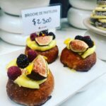 Raquel Sánchez Silva Instagram - Pronto dejaré Argentina y mi@amada Buenos Aires. Os dejo por aquí algunas recomendaciones por si venís. No os perdáis este lugar en Palermo, @lasflores.bue , una antigua fábrica de coches, que pasó a ser un laboratorio de pastelería sin gluten y ahora es restaurante, café y pastelería. Una delicia absoluta y una belleza! @os mandaré más tips!! ❤️🇦🇷