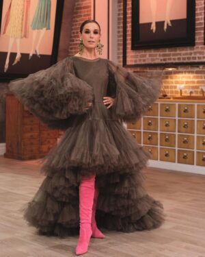 Raquel Sánchez Silva Instagram - ¡Ya queda muy poco! Looks Promos @maestroscostura! 
Vestido @reveligion 
Botas @magritshoes 
Pendientes @swarovski 
#modaespañola
#modadeautor
@rtve