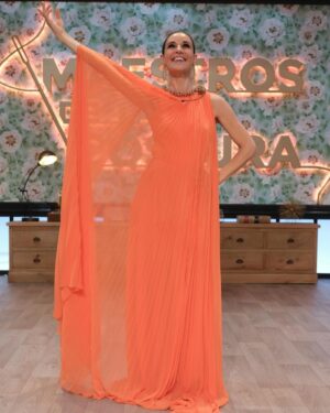 Raquel Sánchez Silva Instagram - Vamos con los looks de las promos.
Vestido @isabelsanchiscostura . Pendientes @swarovski 
Zapatos @luisonofreofficial 
@maestroscostura 
Muy pronto!!!