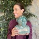 Raquel Sánchez Silva Instagram - Parador de Jarandilla De la Vera. Balcón. 10:00. El patio abarrotado de caminantes. La Mancomunidad De la Vera me otorga el Premio La Vera Retiro Imperial cuando, inesperadamente… La emoción me puede al agradecer a mis paisanos el Premio. De repente, al mencionar que la fecha coincidía con el aniversario de la muerte de mi padre ( un amante de su tierra que dedicó gran parte de su vida a Extremadura) me he desmadejado como un ovillo que corriese cuesta abajo. Treinta años después de verme en mil situaciones ante el público, hoy me temblaban las piernas, los brazos, la voz y el corazón. Me ha podido ver a mi familia cerca y a todos esos caminantes que me aplaudían y sonreían antes de emprender la ruta que luego hemos hecho juntos. Me gusta pensar que somos un trajecito precioso con costuras que, ante determinados movimientos extremos, se abren y dejan ver la piel. A mí me ha pasado eso hoy. Se me ha abierto esa costura que no cerrará del todo jamás. Me siento afortunada por ello. Por amar así. Gracias a la Mancomunidad De la Vera por el reconocimiento. Honrada y tremendamente agradecida.