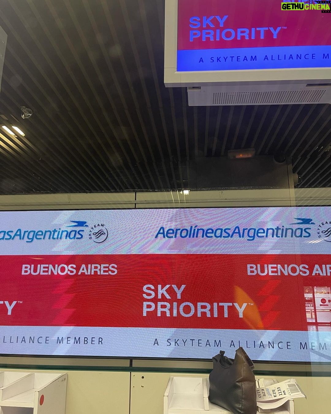 Raquel Sánchez Silva Instagram - Y llegó el día. Dos años después regreso a Buenos Aires de la mano de @aerolineas_argentinas . Con los de casa para volver a casa. Con ganas de disfrutar de este país maravilloso en pleno verano austral. Os deseo a todos Feliz Navidad desde el calor y el sol. 🌞 Mis mejores deseos para todos. Un otoño fuerte de trabajo. Unos días para reponer fuerzas y regresar con toda la ilusión! 2024 ¡qué ganas de disfrutarte!!! @aerolineas_argentinas