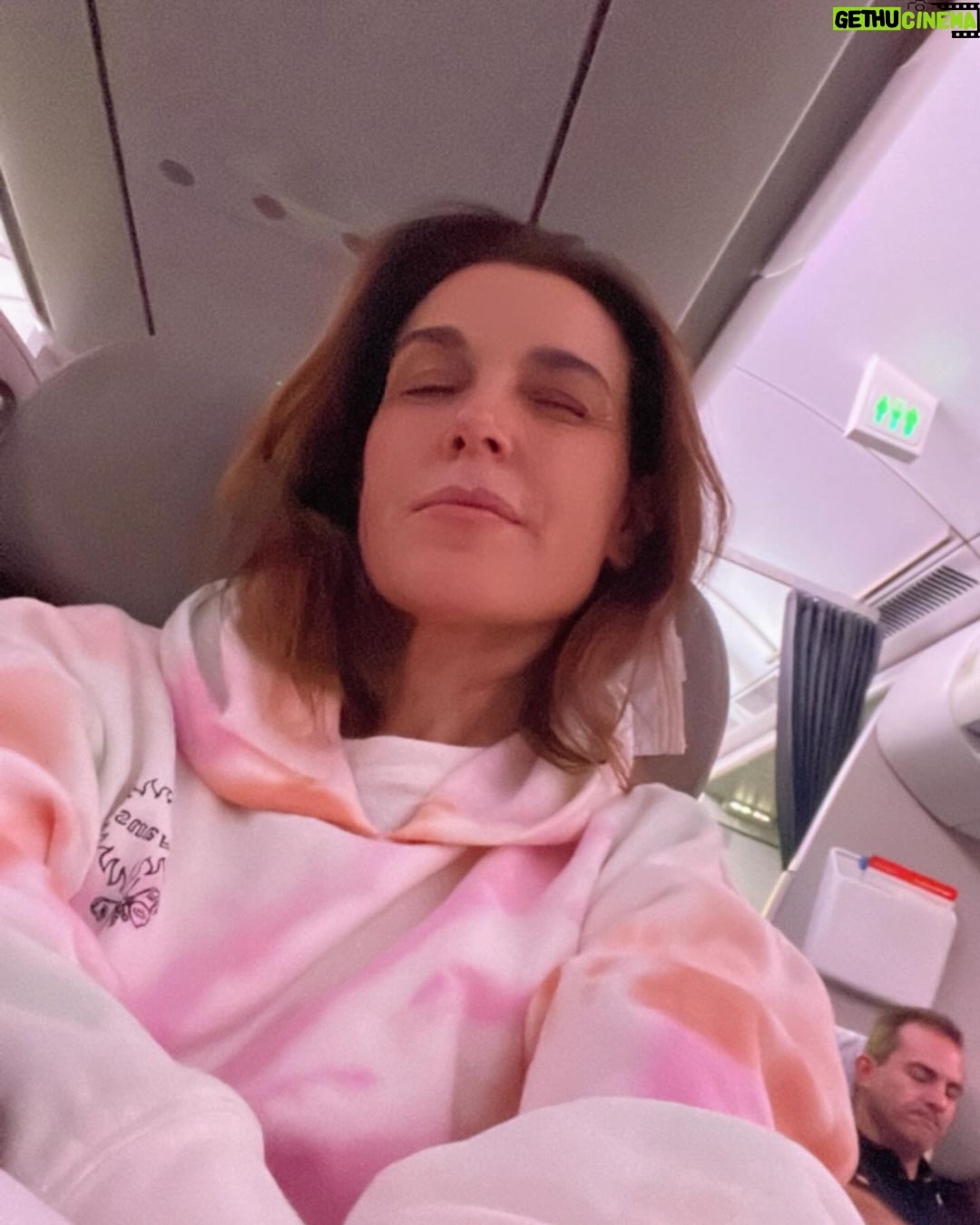 Raquel Sánchez Silva Instagram - Y llegó el día. Dos años después regreso a Buenos Aires de la mano de @aerolineas_argentinas . Con los de casa para volver a casa. Con ganas de disfrutar de este país maravilloso en pleno verano austral. Os deseo a todos Feliz Navidad desde el calor y el sol. 🌞 Mis mejores deseos para todos. Un otoño fuerte de trabajo. Unos días para reponer fuerzas y regresar con toda la ilusión! 2024 ¡qué ganas de disfrutarte!!! @aerolineas_argentinas