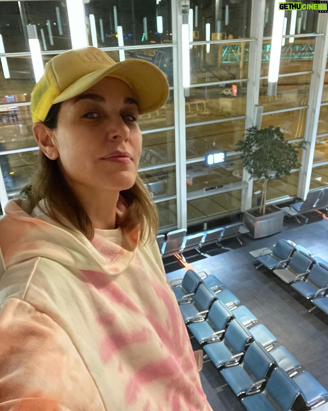 Raquel Sánchez Silva Instagram - Y llegó el día. Dos años después regreso a Buenos Aires de la mano de @aerolineas_argentinas . Con los de casa para volver a casa. Con ganas de disfrutar de este país maravilloso en pleno verano austral. Os deseo a todos Feliz Navidad desde el calor y el sol. 🌞 Mis mejores deseos para todos. Un otoño fuerte de trabajo. Unos días para reponer fuerzas y regresar con toda la ilusión! 2024 ¡qué ganas de disfrutarte!!! @aerolineas_argentinas