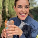 Raquel Sánchez Silva Instagram - Desde bien pequeñita he celebrado mucho mi cumpleaños. Para mí, es esencial recordar durante todo el año este rato con las personas que quiero que son siempre muchas 🤣🤣🤣🤣. Es una de mis mayores suertes y es la fecha perfecta para vernos y brindar por la vida y sobre todo, porque seguimos juntos. Hay que llenar la vida de amigos y homenajearlos como se merecen porque nada es más desinteresado que una buena amistad y nada apuntala más mi vida que mis amigos y mi familia. Hoy es el día para ellos. Brindo con Casamigos por mi cumpleaños y por la amistad. @casamigos #HouseOfFriends