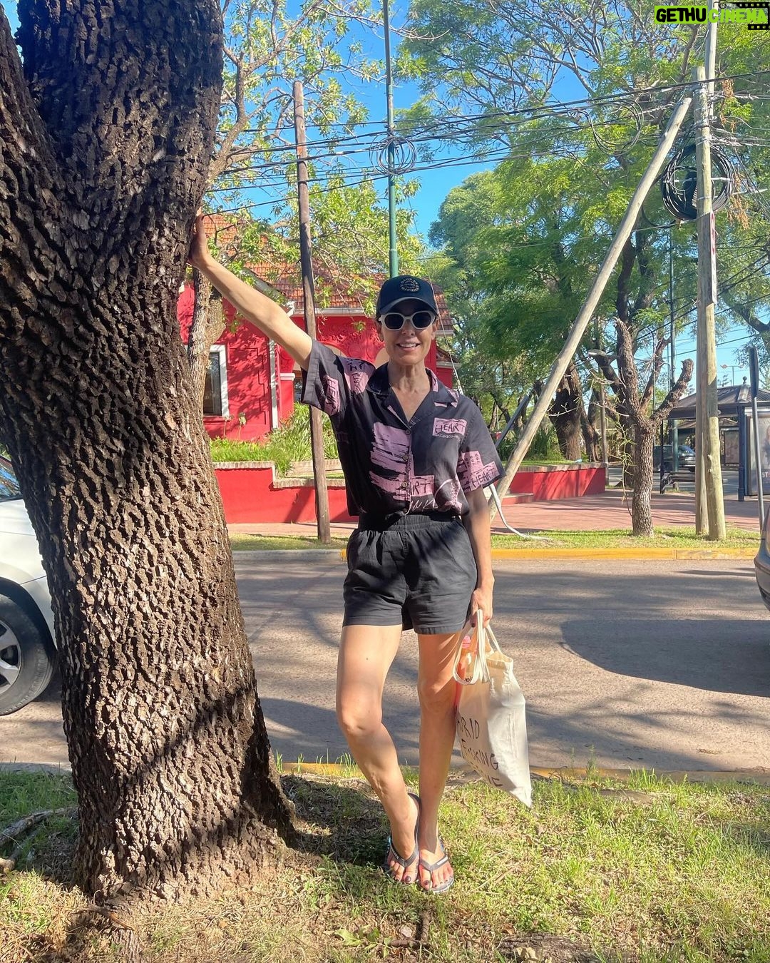 Raquel Sánchez Silva Instagram - Recuerdos de San Isidro y Perú Beach ) Un sueño para los kiters: poder navegar en el Río de la Plata. @matutedumont You got it. Y ese paseo precioso por uno de los barrios emblemáticos de Buenos Aires. Mi amor para Argentina. Siempre #argentina🇦🇷 @aerolineas_argentinas