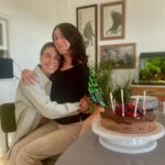 Raquel Sánchez Silva Instagram - Muchas personas, incluso conocidas, creen que tengo una hermana. Y les falta razón y les sobra a la vez. Me explico. No tengo una hermana si nos atenemos a la definición estricta, pero la tengo por todo lo demás que implica. Puedo decir con un orgullo máximo que una de las mejores cosas que ha tenido mi vida ha sido tener a Kelly. Nuestra historia es increíble. Nuestras madres eran amigas. Su madre se llama Raquel. Yo me llamo Raquel y ella también, pero la llamaban Kelly, entre otras cosas, para distinguirnos. Estamos juntas desde el día de su nacimiento ( yo soy un año mayor y cumplimos años con una semana de diferencia). Tengo una foto en la que yo tengo un año y kelly es un bebé en mis brazos ( foto 2). Fuimos inseparables hasta mis 10 años, momento en el que por el traslado de su familia, nos tuvimos que distanciar. Se fue. Recuerdo aquello como una de las grandes pérdidas de mi vida. Lo sola que me sentí cuando ella desapareció. Después, en plena pubertad, hicimos el intento de vernos, viajar para encontrarnos con la complicidad de nuestros padres, pero la vida y esos años se interpusieron y dejé de ver a Kelly. Nos perdimos la pista. Cumplidos mis 24 años, mi madre me llamó un día para contarme que se había reencontrado con su antigua amiga y que Kelly vivía en Madrid como yo, había estudiado la misma carrera … Recuerdo que me describió dos vidas paralelas que habían discurrido de la mano sin saberlo. Conseguimos su teléfono y la llamé. También recuerdo ese encuentro como uno de los memorias más claras de mi vida. Cómo la vi llegar caminando, por dónde paseamos, la conversación vacía que tuvimos porque supimos entonces que tendríamos toda la vida para contarnos esos años separadas y así nos lo dijimos en la despedida de esa tarde de reencuentro: “Ya nos lo contaremos”. Han pasado 27 años desde aquel día y Kelly yo no nos hemos separado. Creo que una de las mejores cosas que he hecho,sin duda, ha sido luchar por este amor con todo lo que soy. Ambas lo hacemos. Hoy Kelly cumple 50 años y yo llevo llorando de la alegría desde que me he despertado porque mi amiga del alma sigue a mi lado y es lo mejor que tengo. ¡Felicidades Kelly!