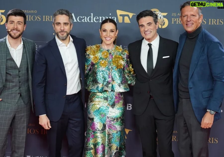 Raquel Sánchez Silva Instagram - Gracias a todos mis compañeros en la gala de los Premios Iris 25 Aniversario. Fue un auténtico privilegio presentar con vosotros este evento para celebrar la televisión. @luislarrodera @joaquinprat @robertolealg y @rodrigo_vazquezr os adoro!! @sonsolesonega que no pudo estar, ¡te echamos de menos, querida! Lo pasamos genial! ¡Enhorabuena a todos los premiados ( sobre todo a ti, Roberto Leal, siempre tan buen compañero y amigo) y a mi admirado Pedro Piqueras después de esa preciosa ovación. Noche mágica. Noche de tele. Gracias a la @academiadetv por contar conmigo y a @jorgevazquezestudio por el traje que fue un rotundo éxito. Sandalias doradas maravillosas de @luisonofreofficial y las preciosas joyas de @marquisejoyeria . LOVE FOREVER