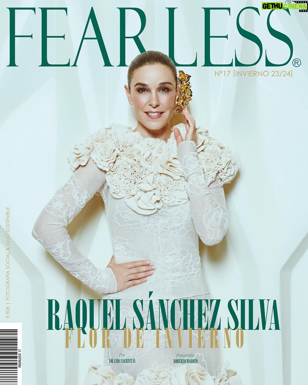 Raquel Sánchez Silva Instagram - F E A R L E S S • I N V I E R N O 23/24 🌲🫧✨❄️ FLOR de Invierno. Láminas de HIELO. La fragilidad de un frío ATARDECER que recuerda que el COMIENZO está a la vuelta de la esquina. La POESÍA de la finura de cada RAMA. BLANCAS sendas. Para GIL DE BIEDMA, diciembre es un JARDÍN y una plaza hundida en la ciudad. Para A. GAMONEDO, enero sabe a FRUTAS agrias. Bienvenido al nuevo año y un nuevo @fearlessartmagazine Una edición que @raquelsanchezsilva ha titulado como . No la arranquemos. Ya lo dijo SHELLEY, si el INVIERNO ha llegado, la PRIMAVERA no tardará más. Aquí la tan esperada portada de la edición de papel de invierno, cuya producción tuvo lugar en pleno rodaje de la nueva temporada de @maestroscostura Y que pretende ser un homenaje a 4 grandes maestros de la costura, unidos por la marca España y las flores (@palomospain , @maria_escote , @lorenzocaprile y @mariano__moreno ). ✍🏽 Raquel posa para @rmarotopolo enfundada en un total look de @palomospain y concede una de sus entrevistas más profundas a la periodista y amiga @ysacristan . . . Asistente de fotografía @rassebastian_ph Estilista @noeliavillaverdestylist MUAH @joelbittencourt Agradecimientos: @shineiberia @abarra_res y @thenewsroomofficial 🗞️Desde el martes 27.