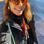 Raquel Sánchez Silva Instagram - Último finde antes de las vacaciones de Navidad. Último esfuerzo. Acabamos en cuatro días la grabación de ls sexta edición de @maestroscostura ,. . @javicalleja me felicita la Navidad con un niño fresa. Piombo está cada día mejor. Preparando ya la fiesta de mi cumple. Por si me pilla al otro lado del planeta, voy adelantándome. Feliz Navidad para todos!!!