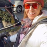 Raquel Sánchez Silva Instagram - Ha pasado un año desde que Gabriel Rey de @impulsaenergia me insistió una y otra vez en que pusiera un punto de carga para el coche en mi casa. Yo no tenía aún coche eléctrico pero fue tan perseverante que acabé por decirle que sí e instalarlo.”El día que tenga el coche, te haré el vídeo” -le decía. Y llegó el coche y hoy, públicamente, quiero darle la razón y las gracias porque no sé lo que es una gasolinera, ni un gasto en el vehículo. Mi coche se carga de día con el sol 🌞 y a toda velocidad. Si te pasas a la movilidad eléctrica con punto de carga, ten claro que no hay camino de retorno. La sostenibilidad es el único camino posible. @impulsaenergia @miniespana #movilidadsostenible