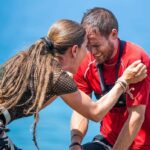 Raquel Sánchez Silva Instagram - Nunca olvidaré tu cuerpo derrumbado sobre ese pequeño pedazo de tierra a 80 metros de altura. ¡Cómo llorabas de la alegría!, el sufrimiento en tu rostro, la emoción de los pocos que te esperábamos en la bandera…Y tu grandeza, Miguel. Eres el merecido ganador de @elconquis_rtve y bien sabemos ambos que no ha sido nada fácil. Pero tu capacidad de superación, tu técnica, preparación y tu respeto por el formato te han hecho ganador. Y esa pizca de rabia para echar el resto, también. Detrás de ti, una impresionante Joana que casi te caza a pocos metros de la bandera. Una final peleada. Como las buenas. Las que no se olvidan. Yo, personalmente, no podré olvidar este instante porque tuve la enorme suerte de gritarte en la cara “Eres el ganador del Conquistador”. Disfruta la gloria, Miguel. @migueloury @juanita_bali @elconquis_rtve @rtve