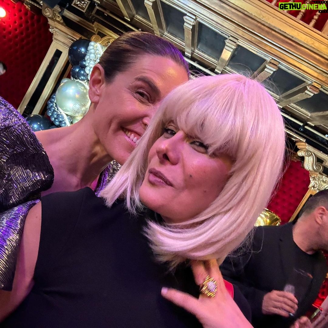 Raquel Sánchez Silva Instagram - Ayer esta mujer impresionante, bella, generosa, alegre y arrolladora celebró su cumpleaños y todos sus amigos estábamos modo celebrar la vida. Porque eso es @thedevilisawoman : LA VIDA en mayúsculas. Te quiero Bibiana y es una suerte tenerte cerca y celebrar el contar con esa cabeza privilegiada tan cerca de mí. Te quiero ❤️.