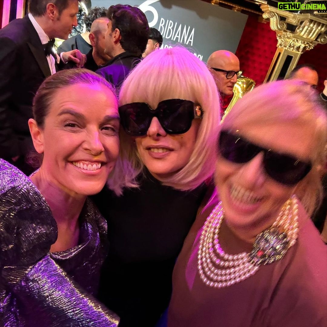 Raquel Sánchez Silva Instagram - Ayer esta mujer impresionante, bella, generosa, alegre y arrolladora celebró su cumpleaños y todos sus amigos estábamos modo celebrar la vida. Porque eso es @thedevilisawoman : LA VIDA en mayúsculas. Te quiero Bibiana y es una suerte tenerte cerca y celebrar el contar con esa cabeza privilegiada tan cerca de mí. Te quiero ❤️.
