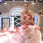 Raquel Sánchez Silva Instagram – Y para terminar el repaso a los looks del programa 1 de @maestroscostura, el vestido de la apertura! Un magnífico palabra de honor de @the2ndskinco con zapatos de @mrjuanvidal y joyas de @isidorohernandezjoyas .
El martes volvemos con un vestido muy diferente : 20 kilos de peso y una auténtica máquina de tortura.😀🥹😂😂. No os lo perdáis!!