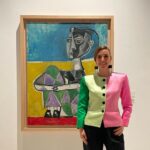 Raquel Sánchez Silva Instagram – 1-Llevar una chaqueta original de la colección @ysl Rive Gauche inspirada en Picasso.
2- Que la chaqueta pertenezca a la colección privada de @lorenzocaprile .
3- Llevarla puesta mientras paseo por el @museopicassomalaga .
4- Que los visitantes del Museo intuyan al momento que la chaqueta está inspirada en la obra de Picasso.
5- Posar con ella en el Museo del Automóvil y la Moda de Málaga. 
6- No querer devolverla.
7- Te quiero Caprile ❤️

@maestroscostura 
Look prueba por equipos.
Chaqueta @ysl vintage colección @lorenzocaprile 
Pantalón negro @jorgevazquezestudio 
Pendientes @fahomamadrid 
Zapatos @magritshoes