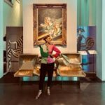 Raquel Sánchez Silva Instagram – 1-Llevar una chaqueta original de la colección @ysl Rive Gauche inspirada en Picasso.
2- Que la chaqueta pertenezca a la colección privada de @lorenzocaprile .
3- Llevarla puesta mientras paseo por el @museopicassomalaga .
4- Que los visitantes del Museo intuyan al momento que la chaqueta está inspirada en la obra de Picasso.
5- Posar con ella en el Museo del Automóvil y la Moda de Málaga. 
6- No querer devolverla.
7- Te quiero Caprile ❤️

@maestroscostura 
Look prueba por equipos.
Chaqueta @ysl vintage colección @lorenzocaprile 
Pantalón negro @jorgevazquezestudio 
Pendientes @fahomamadrid 
Zapatos @magritshoes