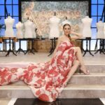 Raquel Sánchez Silva Instagram – Y para terminar el repaso a los looks del programa 1 de @maestroscostura, el vestido de la apertura! Un magnífico palabra de honor de @the2ndskinco con zapatos de @mrjuanvidal y joyas de @isidorohernandezjoyas .
El martes volvemos con un vestido muy diferente : 20 kilos de peso y una auténtica máquina de tortura.😀🥹😂😂. No os lo perdáis!!