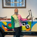 Raquel Sánchez Silva Instagram – 1-Llevar una chaqueta original de la colección @ysl Rive Gauche inspirada en Picasso.
2- Que la chaqueta pertenezca a la colección privada de @lorenzocaprile .
3- Llevarla puesta mientras paseo por el @museopicassomalaga .
4- Que los visitantes del Museo intuyan al momento que la chaqueta está inspirada en la obra de Picasso.
5- Posar con ella en el Museo del Automóvil y la Moda de Málaga. 
6- No querer devolverla.
7- Te quiero Caprile ❤️

@maestroscostura 
Look prueba por equipos.
Chaqueta @ysl vintage colección @lorenzocaprile 
Pantalón negro @jorgevazquezestudio 
Pendientes @fahomamadrid 
Zapatos @magritshoes
