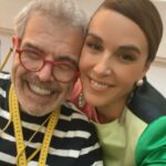 Raquel Sánchez Silva Instagram – 1-Llevar una chaqueta original de la colección @ysl Rive Gauche inspirada en Picasso.
2- Que la chaqueta pertenezca a la colección privada de @lorenzocaprile .
3- Llevarla puesta mientras paseo por el @museopicassomalaga .
4- Que los visitantes del Museo intuyan al momento que la chaqueta está inspirada en la obra de Picasso.
5- Posar con ella en el Museo del Automóvil y la Moda de Málaga. 
6- No querer devolverla.
7- Te quiero Caprile ❤️

@maestroscostura 
Look prueba por equipos.
Chaqueta @ysl vintage colección @lorenzocaprile 
Pantalón negro @jorgevazquezestudio 
Pendientes @fahomamadrid 
Zapatos @magritshoes
