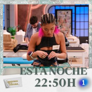 Raquel Sánchez Silva Instagram - 🎉 Ha llegado EL GRAN DÍA. Esta noche, en #MaestrosDeLaCostura

🧵 Los aprendices confeccionarán los looks que les hubiera gustado lucir en un momento dado de su vida y que no les dejaron o no se atrevieron a usar. 

🎨 Viajamos a Málaga para rendir un homenaje al pintor Pablo Picasso.

🪡 Los aprendices convertirán prendas formales en otras cotidianas más ponibles.

⭐️ Nos visitarán @eusilva y @laterremotodealcorcon 

📺 Os esperamos a todos a las 22:50h en La 1 💖