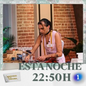 Raquel Sánchez Silva Instagram - 🎉 Ha llegado EL GRAN DÍA. Esta noche, en #MaestrosDeLaCostura 🧵 Los aprendices confeccionarán los looks que les hubiera gustado lucir en un momento dado de su vida y que no les dejaron o no se atrevieron a usar. 🎨 Viajamos a Málaga para rendir un homenaje al pintor Pablo Picasso. 🪡 Los aprendices convertirán prendas formales en otras cotidianas más ponibles. ⭐️ Nos visitarán @eusilva y @laterremotodealcorcon 📺 Os esperamos a todos a las 22:50h en La 1 💖