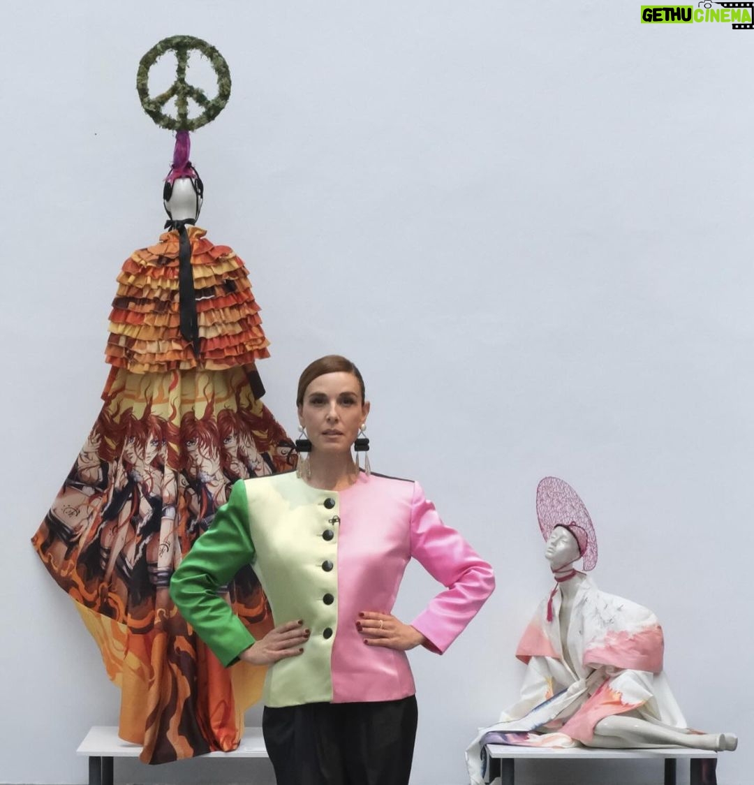 Raquel Sánchez Silva Instagram - Vuelve la moda y la diversión. La costura y los amigos. Con más ganas e ilusión que nunca. La mejor temporada que puedas imaginar. ¡Qué ganas tenemos de que la disfrutéis con nosotros! Jóvenes diseñadores, talento, amigos de siempre y el genio de Picasso. Arrancamos muyyy fuerte!!! Y sí, Caprile vestido de flamenca 🤩🤩🤣🤣🤣🤣. A disfrutar!!!! @maestroscostura @the2ndskinco @mrjuanvidal @isidorohernandezjoyas Colección @lorenzocaprile @fahomamadrid @alvarocalafat @magritshoes @suma_cruz