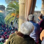 Raquel Sánchez Silva Instagram – Parador de Jarandilla De la Vera. Balcón. 10:00. El patio abarrotado de caminantes. La Mancomunidad De la Vera me otorga el Premio La Vera Retiro Imperial cuando, inesperadamente…
La emoción me puede  al agradecer a mis paisanos el Premio. De repente, al mencionar que la fecha coincidía con el aniversario de la muerte de mi padre ( un amante de su tierra que dedicó gran parte de su vida a Extremadura) me he desmadejado como un ovillo que corriese cuesta abajo. Treinta años después de verme en mil situaciones ante el público, hoy me temblaban las piernas, los brazos, la voz y el corazón. Me ha podido ver a mi familia cerca y a todos esos caminantes que me aplaudían y sonreían antes de emprender la ruta que luego hemos hecho juntos. 

Me gusta pensar que somos un trajecito precioso con costuras que, ante determinados movimientos extremos, se abren y dejan ver la piel. A mí me ha pasado eso hoy. Se me ha abierto esa costura que no cerrará del todo jamás. Me siento afortunada por ello. Por amar así. 

Gracias a la Mancomunidad De la Vera por el reconocimiento. Honrada y tremendamente agradecida.