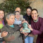 Raquel Sánchez Silva Instagram - Parador de Jarandilla De la Vera. Balcón. 10:00. El patio abarrotado de caminantes. La Mancomunidad De la Vera me otorga el Premio La Vera Retiro Imperial cuando, inesperadamente… La emoción me puede al agradecer a mis paisanos el Premio. De repente, al mencionar que la fecha coincidía con el aniversario de la muerte de mi padre ( un amante de su tierra que dedicó gran parte de su vida a Extremadura) me he desmadejado como un ovillo que corriese cuesta abajo. Treinta años después de verme en mil situaciones ante el público, hoy me temblaban las piernas, los brazos, la voz y el corazón. Me ha podido ver a mi familia cerca y a todos esos caminantes que me aplaudían y sonreían antes de emprender la ruta que luego hemos hecho juntos. Me gusta pensar que somos un trajecito precioso con costuras que, ante determinados movimientos extremos, se abren y dejan ver la piel. A mí me ha pasado eso hoy. Se me ha abierto esa costura que no cerrará del todo jamás. Me siento afortunada por ello. Por amar así. Gracias a la Mancomunidad De la Vera por el reconocimiento. Honrada y tremendamente agradecida.