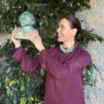 Raquel Sánchez Silva Instagram - Parador de Jarandilla De la Vera. Balcón. 10:00. El patio abarrotado de caminantes. La Mancomunidad De la Vera me otorga el Premio La Vera Retiro Imperial cuando, inesperadamente… La emoción me puede al agradecer a mis paisanos el Premio. De repente, al mencionar que la fecha coincidía con el aniversario de la muerte de mi padre ( un amante de su tierra que dedicó gran parte de su vida a Extremadura) me he desmadejado como un ovillo que corriese cuesta abajo. Treinta años después de verme en mil situaciones ante el público, hoy me temblaban las piernas, los brazos, la voz y el corazón. Me ha podido ver a mi familia cerca y a todos esos caminantes que me aplaudían y sonreían antes de emprender la ruta que luego hemos hecho juntos. Me gusta pensar que somos un trajecito precioso con costuras que, ante determinados movimientos extremos, se abren y dejan ver la piel. A mí me ha pasado eso hoy. Se me ha abierto esa costura que no cerrará del todo jamás. Me siento afortunada por ello. Por amar así. Gracias a la Mancomunidad De la Vera por el reconocimiento. Honrada y tremendamente agradecida.