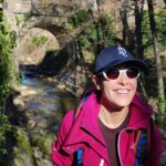 Raquel Sánchez Silva Instagram - Parador de Jarandilla De la Vera. Balcón. 10:00. El patio abarrotado de caminantes. La Mancomunidad De la Vera me otorga el Premio La Vera Retiro Imperial cuando, inesperadamente… La emoción me puede al agradecer a mis paisanos el Premio. De repente, al mencionar que la fecha coincidía con el aniversario de la muerte de mi padre ( un amante de su tierra que dedicó gran parte de su vida a Extremadura) me he desmadejado como un ovillo que corriese cuesta abajo. Treinta años después de verme en mil situaciones ante el público, hoy me temblaban las piernas, los brazos, la voz y el corazón. Me ha podido ver a mi familia cerca y a todos esos caminantes que me aplaudían y sonreían antes de emprender la ruta que luego hemos hecho juntos. Me gusta pensar que somos un trajecito precioso con costuras que, ante determinados movimientos extremos, se abren y dejan ver la piel. A mí me ha pasado eso hoy. Se me ha abierto esa costura que no cerrará del todo jamás. Me siento afortunada por ello. Por amar así. Gracias a la Mancomunidad De la Vera por el reconocimiento. Honrada y tremendamente agradecida.