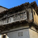 Raquel Sánchez Silva Instagram – Parador de Jarandilla De la Vera. Balcón. 10:00. El patio abarrotado de caminantes. La Mancomunidad De la Vera me otorga el Premio La Vera Retiro Imperial cuando, inesperadamente…
La emoción me puede  al agradecer a mis paisanos el Premio. De repente, al mencionar que la fecha coincidía con el aniversario de la muerte de mi padre ( un amante de su tierra que dedicó gran parte de su vida a Extremadura) me he desmadejado como un ovillo que corriese cuesta abajo. Treinta años después de verme en mil situaciones ante el público, hoy me temblaban las piernas, los brazos, la voz y el corazón. Me ha podido ver a mi familia cerca y a todos esos caminantes que me aplaudían y sonreían antes de emprender la ruta que luego hemos hecho juntos. 

Me gusta pensar que somos un trajecito precioso con costuras que, ante determinados movimientos extremos, se abren y dejan ver la piel. A mí me ha pasado eso hoy. Se me ha abierto esa costura que no cerrará del todo jamás. Me siento afortunada por ello. Por amar así. 

Gracias a la Mancomunidad De la Vera por el reconocimiento. Honrada y tremendamente agradecida.