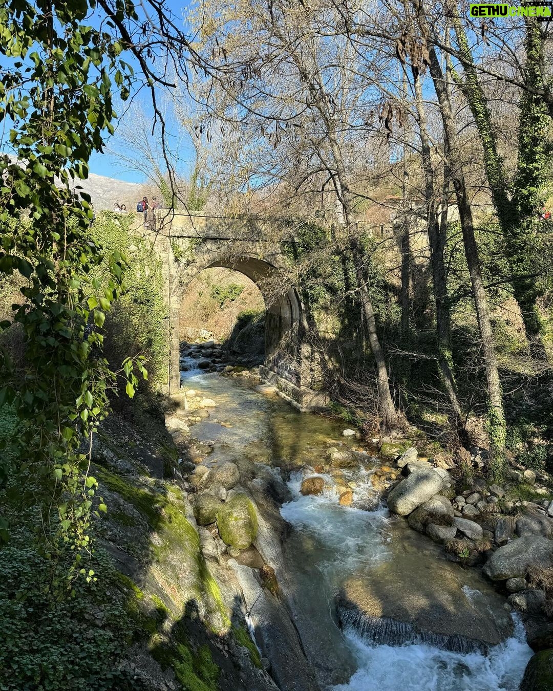 Raquel Sánchez Silva Instagram - Parador de Jarandilla De la Vera. Balcón. 10:00. El patio abarrotado de caminantes. La Mancomunidad De la Vera me otorga el Premio La Vera Retiro Imperial cuando, inesperadamente… La emoción me puede al agradecer a mis paisanos el Premio. De repente, al mencionar que la fecha coincidía con el aniversario de la muerte de mi padre ( un amante de su tierra que dedicó gran parte de su vida a Extremadura) me he desmadejado como un ovillo que corriese cuesta abajo. Treinta años después de verme en mil situaciones ante el público, hoy me temblaban las piernas, los brazos, la voz y el corazón. Me ha podido ver a mi familia cerca y a todos esos caminantes que me aplaudían y sonreían antes de emprender la ruta que luego hemos hecho juntos. Me gusta pensar que somos un trajecito precioso con costuras que, ante determinados movimientos extremos, se abren y dejan ver la piel. A mí me ha pasado eso hoy. Se me ha abierto esa costura que no cerrará del todo jamás. Me siento afortunada por ello. Por amar así. Gracias a la Mancomunidad De la Vera por el reconocimiento. Honrada y tremendamente agradecida.